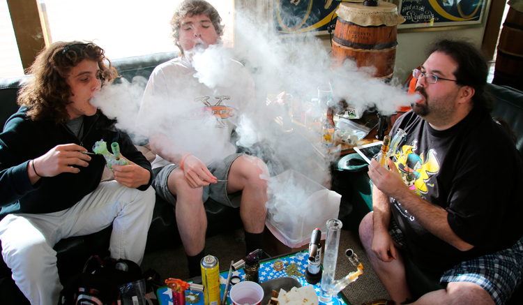 Cómo crear la atmósfera perfecta fumando porros con tus colegas